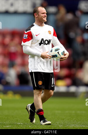 Fußball - Barclays Premier League - West Ham United / Manchester United - Upton Park. Wayne Rooney von Manchester United tritt mit dem Matchball aus, nachdem er einen Hattrick beim Sieg seiner Seiten über West Ham erzielt hat Stockfoto