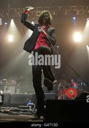 Bobby Gillespie von Primal Scream spielt auf der Bühne beim Help Japan Benefit Konzert, in der O2 Academy Brixton im Süden Londons. Stockfoto