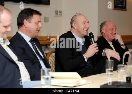 Der ehemalige Everton-Spieler Graeme Sharp (links), der kommerzielle Direktor Dave Biggar (Mitte) und Academy Manager Ray Hall (rechts) beantworten Fragen der Fans
