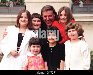 TV- und Radiomoderator Terry Wogan bei der heutigen (Weds) Einführung der Charta für Kinder mit Arthritis in London umgeben von Kindern, die an Arthritis leiden. (l/R im Uhrzeigersinn) Dionne Smith, 13, aus Grays in Essex, James Hurson, 12, aus Wembley, Danielle Harris, 11, aus Surrey, Laura Hillyer, 9, aus Burnham, Bucks, Zarfishan Malik, 6, aus Dollis Hill und Gabriela Williams, 5, aus Hillingdon. Foto von Helen Tilley. Siehe PA Story SHOWBIZ Wogan. Stockfoto