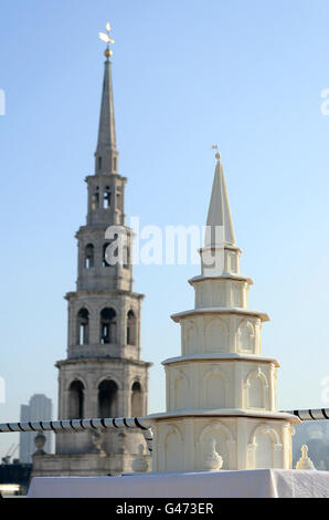 Eine 4 Meter hohe mittelalterliche Hochzeitstorte, die den Kirchturm und die Spitze der St. Bride's Church nachbildet, wird vor der St. Bride's Church in der Fleet Street in London gesehen, um die bevorstehende königliche Hochzeit im Rahmen von Visit Londons Kampagne "nur in London" zu feiern. Stockfoto