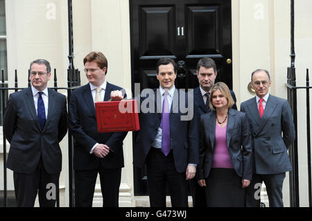 Schatzkanzler George Osborne (Mitte) hält seine Ministerbox, als er die Downing Street 11, London, mit anderen Mitgliedern des Finanzteams von links, Mark Hoban (Finanzsekretär des Finanzministeriums), Danny Alexander (Chefsekretär des Finanzministeriums), David Gauke (Schatzsekretär des Finanzministeriums), Justine Greening verlässt (Wirtschaftsminister im Finanzministerium) und Lord Sassoon (Handelsminister im Finanzministerium), bevor er zum Unterhaus übergeht, um seine Haushaltserklärung zu überbringen. Stockfoto