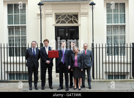 Schatzkanzler George Osborne (Mitte) hält seine Ministerbox, als er die Downing Street 11, London, mit anderen Mitgliedern des Finanzteams von links, Mark Hoban (Finanzsekretär des Finanzministeriums), Danny Alexander (Chefsekretär des Finanzministeriums), David Gauke (Schatzsekretär des Finanzministeriums), Justine Greening verlässt (Wirtschaftsminister im Finanzministerium) und Lord Sassoon (Handelsminister im Finanzministerium), bevor er zum Unterhaus übergeht, um seine Haushaltserklärung zu überbringen. Stockfoto