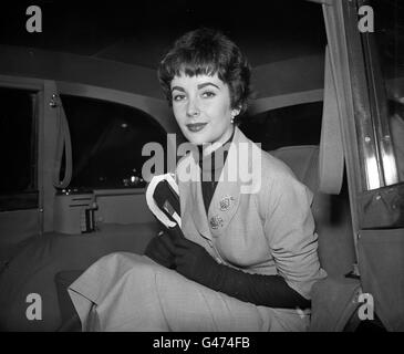 Die Filmstar Elizabeth Taylor kommt von BEA aus Rom zu einem zweitägigen Besuch am Flughafen London an, um ein Kleid zu ihrem neuen Bild „Beau Brummel“ zu haben. Stockfoto