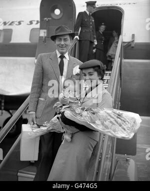 Elizabeth Taylor, begleitet von ihrem Filmstar-Ehemann Michael Wilding, und ihrem kleinen Sohn Michael Wilding Jr, am Flughafen Heathrow. Stockfoto