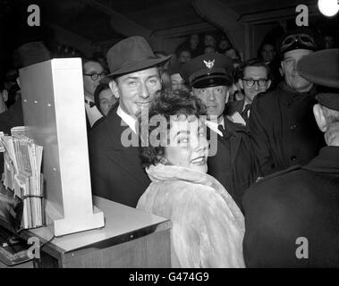 Unterhaltung - Elizabeth Taylor und Michael Wilding - London Stockfoto