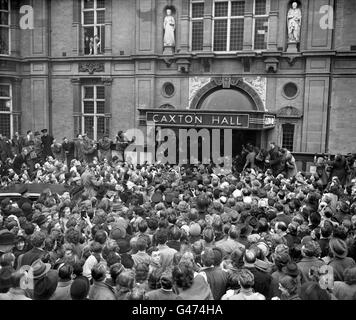 Die in Großbritannien geborene Schauspielerin Elizabeth Taylor heiratet den britischen Schauspieler Michael Wilding in der Londoner Caxton Hall. Die riesige Menge schimpft das glückliche Paar nach der Zeremonie. Stockfoto