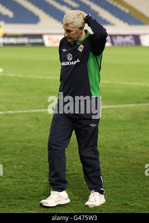 Fußball - UEFA Euro 2012 - Gruppe C - Serbien / Nordirland - Red Star Stadium. Der Manager von Nordirland, Nigel Worthington, sieht nach dem letzten Pfiff niedergeschlagen aus Stockfoto