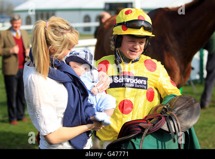 Robert Thornton an Bord von Araldur nimmt seine 1000. Siegerstandplätze auf Seine Frau Meally und sein Sohn William in den Free Bets Bei gg.com Novizen' Hurdle Race Stockfoto