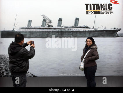 Touristen sehen sich eines der Exponate einer neuen Titanic-Ausstellung an, die auf dem Gelände des City Hall in Belfast ausgestellt ist. Stockfoto