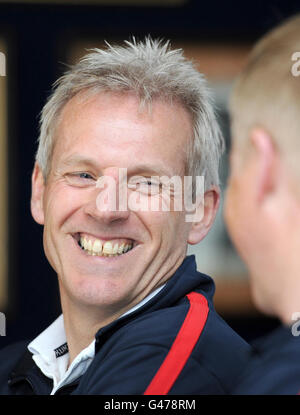 Cricket - 2011 Lancashire Photo Call - Old Trafford Cricket Ground. Peter Moores, Cricket-Trainer von Lancashire, spricht auf einer Pressekonferenz im Old Trafford Cricket Ground, Manchester. Stockfoto