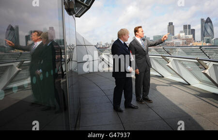 Der Londoner Bürgermeister Boris Johnson (links) zeigt den ehemaligen kalifornischen Gouverneur Arnold Schwarzenegger um das Londoner Rathaus. Stockfoto