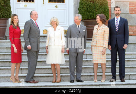 Der Prinz von Wales und die Herzogin von Cornwall werden vom König Juan Carlos I von Spanien (zweite links) und Königin Sofia (fünfte von links) zusammen mit Prinzessin Letizia von Asturien (erste links) und Prinz Felipi von Spanien im Zarzuela Palast empfangen, bevor sie an einem privaten Mittagessen in Madrid teilnehmen, Spanien. Stockfoto