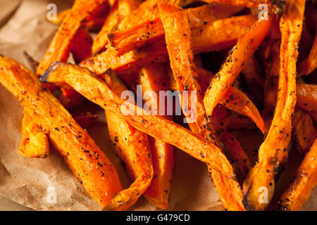 Gesunde hausgemachte gebackene Süßkartoffel Pommes Frites mit Ketchup Stockfoto