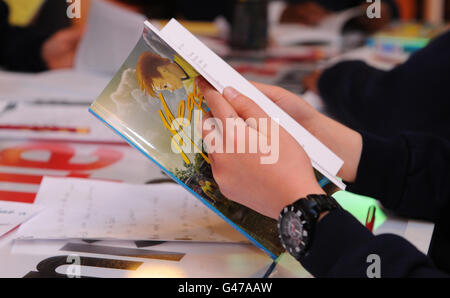 Ein Kind liest aus einem Buch von Fulhams Mark Schwarzer Stockfoto