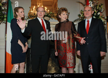 (Links - rechts) Charlene Wittstock, Prinz Albert II. Von Monaco, Präsidentin Mary McAleese mit dem Trinity College Provost John Hegarty auf dem Trinity Campus, Dublin, während des Staatsbesuchs des Königs in Irland. Stockfoto