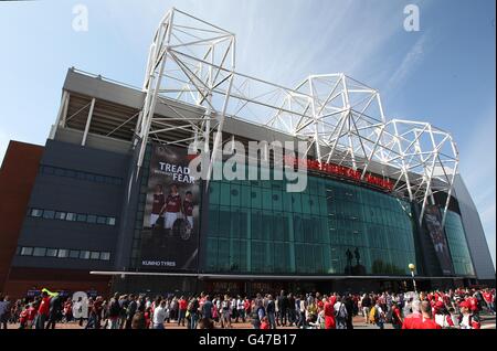 Fußball - Barclays Premier League - Manchester United gegen Fulham - Old Trafford. Vor dem Spiel versammeln sich Fans vor Old Trafford Stockfoto