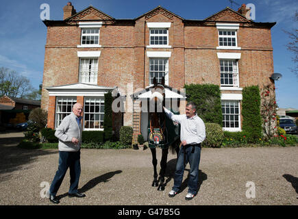 Trainer Donald McCain Jnr (rechts) steht neben dem Grand National Gewinner Ballabriggs während einer Fotocall-Heimkehr in den Ställen in Malpas, Cheshire, PRESSE ASSOCIATIOIN Photo. Bilddatum: Sonntag, 10. April 2011. Der Sieg war Trainer Donald McCain's erster im Rennen. Sein Vater Donald 'Ginger' McCain trainierte zwei Pferde zu vier nationalen Siegen, Red Rum 3 Times und Amberleigh House 2004. Das Foto sollte lauten: Dave Thompson/PA Wire Stockfoto