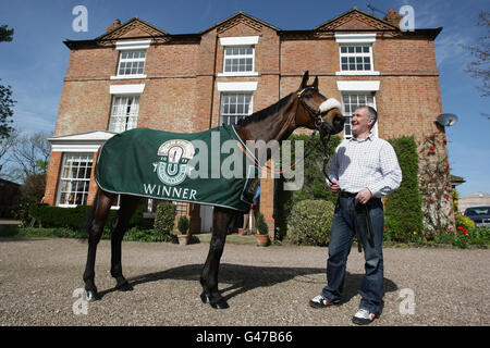 Trainer Donald McCain Jnr (rechts) steht neben dem Grand National Gewinner Ballabriggs während einer Fotocall-Heimkehr in den Ställen in Malpas, Cheshire, PRESSE ASSOCIATIOIN Photo. Bilddatum: Sonntag, 10. April 2011. Der Sieg war Trainer Donald McCain's erster im Rennen. Sein Vater Donald 'Ginger' McCain trainierte zwei Pferde zu vier nationalen Siegen, Red Rum 3 Times und Amberleigh House 2004. Das Foto sollte lauten: Dave Thompson/PA Wire Stockfoto