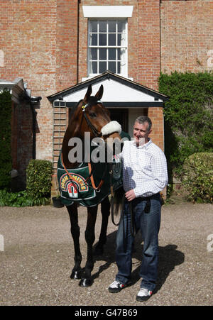 Trainer Donald McCain Jnr (rechts) steht neben dem Grand National Gewinner Ballabriggs während einer Fotocall-Heimkehr in den Ställen in Malpas, Cheshire, PRESSE ASSOCIATIOIN Photo. Bilddatum: Sonntag, 10. April 2011. Der Sieg war Trainer Donald McCain's erster im Rennen. Sein Vater Donald 'Ginger' McCain trainierte zwei Pferde zu vier nationalen Siegen, Red Rum 3 Times und Amberleigh House 2004. Das Foto sollte lauten: Dave Thompson/PA Wire Stockfoto