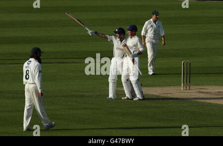 Yorkshire's Adam Lyth feiert mit Joe die Siegerläufe Root Stockfoto