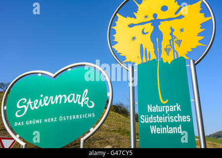 Schild "Natur Park South Steirische Weinland" und Weinberge - Österreich, Steiermark, Steiermark, Steirische Weinstraße Süd, Südwest-St Stockfoto