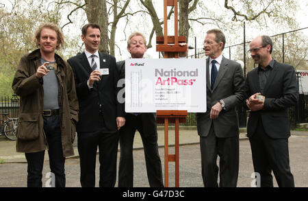 (Von links nach rechts) Grayson Perry, Culture Secretary Jeremy Hunt MP, Chairman of Art Fund David Verey, Tate Director Nicholas Serota und Art Fund Director Stephen Deuchar im Foundling Museum im Zentrum von London während einer Fotoausstellung des Art Fund zur Einführung des National Art Pass, Besonderen Zugang zu Kunst im ganzen Vereinigten Königreich. Stockfoto