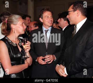 Der Premierminister Tony Blair (Mitte) mit den Designern Helen Story und Bruce Oldfield beim heutigen Empfang der Design Revolution, der vom Premierminister Nr. 10 Downing Street veranstaltet wird, am heutigen Abend (Dienstag). Foto von David Giles/PA. (WPA-Rota-Bild) Stockfoto