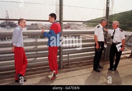 Im Übungshof an Bord des HM Prison Weare (von links) sitzen heute (Dienstag) die Gefangenen Nigel Harris aus Wolverhampton, Ron Koger aus Lewisham mit den Gefängnisbeamten Tim O'Connor und Mike O'Brien im Hafen von Portland. Foto Barry Batchelor/PA. Siehe PA Story PRISONS Ship. Stockfoto