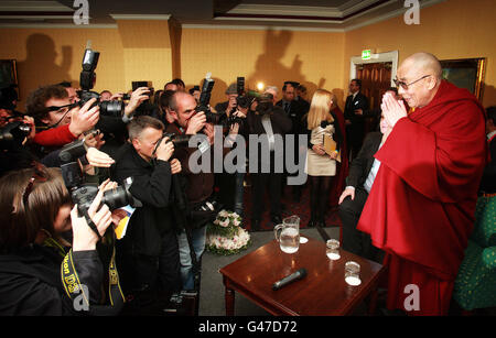 Tibets geistlicher Führer, der Dalai Lama, im Citywest Hotel Dublin. DRÜCKEN Sie VERBANDSFOTO. Bilddatum: Mittwoch, 13. April 2011. Der Exil-Friedensnobelpreisträger beginnt seine erste Reise nach Irland seit 20 Jahren mit einer ausverkauften Veranstaltung, an der schätzungsweise 2,000 Menschen in Dublin teilnehmen. Der 76-Jährige ging Hand in Hand durch Dublins Citywest Hotel mit einem engen Freund Richard Moore, der als Kind von einer Gummikugel in Nordirland geblendet wurde. Siehe PA Geschichte IRISCHES Dalailama. Bildnachweis sollte lauten: Julien Behal/PA Wire Stockfoto