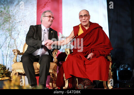 Tibets spiritueller Führer, der Dalai Lama, mit Richard Moore (links) im Citywest Hotel Dublin. DRÜCKEN Sie VERBANDSFOTO. Bilddatum: Mittwoch, 13. April 2011. Der Exil-Friedensnobelpreisträger beginnt seine erste Reise nach Irland seit 20 Jahren mit einer ausverkauften Veranstaltung, an der schätzungsweise 2,000 Menschen in Dublin teilnehmen. Der 76-Jährige ging Hand in Hand durch Dublins Citywest Hotel mit einem engen Freund Richard Moore, der als Kind von einer Gummikugel in Nordirland geblendet wurde. Siehe PA Geschichte IRISCHES Dalailama. Bildnachweis sollte lauten: Julien Behal/PA Wire Stockfoto