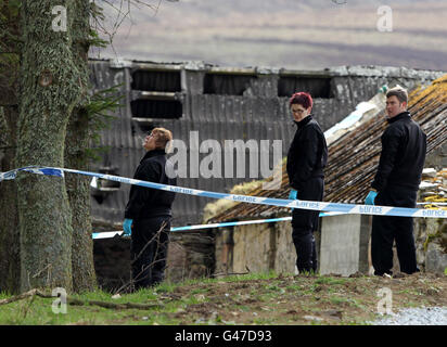 Polizeiaktivität in der Hütte Blairmarrow in der Nähe von Tomintoul, Moray, wo zwei Jugendliche tot aufgefunden wurden. Stockfoto