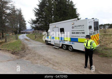 Jugendliche fanden Tote. Polizeiaktivität in der Hütte Blairmarrow in der Nähe von Tomintoul, Moray, wo zwei Jugendliche tot aufgefunden wurden. Stockfoto