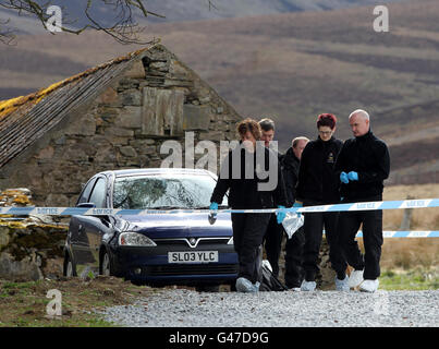 Polizeiaktivität in der Hütte Blairmarrow in der Nähe von Tomintoul, Moray, wo zwei Jugendliche tot aufgefunden wurden. Stockfoto