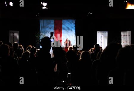 Tibets geistlicher Führer, der Dalai Lama, im Citywest Hotel Dublin. DRÜCKEN Sie VERBANDSFOTO. Bilddatum: Mittwoch, 13. April 2011. Der Exil-Friedensnobelpreisträger beginnt seine erste Reise nach Irland seit 20 Jahren mit einer ausverkauften Veranstaltung, an der schätzungsweise 2,000 Menschen in Dublin teilnehmen. Der 76-Jährige ging Hand in Hand durch Dublins Citywest Hotel mit einem engen Freund Richard Moore, der als Kind von einer Gummikugel in Nordirland geblendet wurde. Siehe PA Geschichte IRISCHES Dalailama. Bildnachweis sollte lauten: Julien Behal/PA Wire Stockfoto