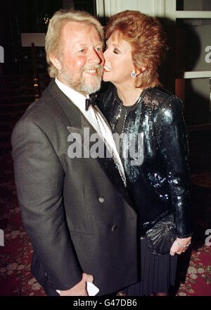 Cilla Black und ihr Mann Bobby Black bei der Preisverleihung der Royal Television Society im Grosvener in London. * 23/10/99 : Bobby Willis, Ehemann von Fernsehstar Cilla Black, starb nach einem langen Kampf mit Leber-und Lungenkrebs, wurde es von ITV gelernt. 16/02/04: TV-Star Cilla Black, die ihren Mann an Krebs verloren hat, unterstützte einen neuen Führer, der den Freunden und Verwandten von Angehörigen, die an der Krankheit leiden, Hilfe bietet. Der Ehemann des früheren Blind Date Moderators Bobby Willis starb 1999 nach einem langen Kampf mit Leber- und Lungenkrebs. Heute hat sich Schwarz mit anderen zusammengeschlossen Stockfoto