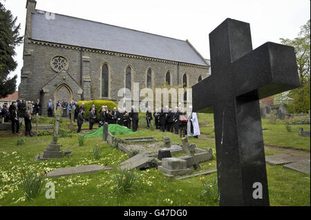 Die Skelettreste von John Horwood, der vor 190 Jahren am 13. April 1821 wegen Mordes gehängt wurde, sind in der Christ Church Hanham in der Nähe von Bristol begraben. Stockfoto