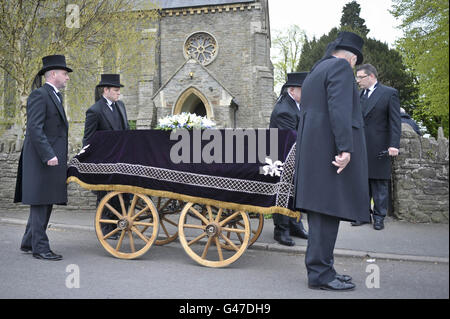 Ein Sarg mit den Skelettüberresten von John Horwood, der vor 190 Jahren am 13. April 1821 wegen Mordes gehängt wurde, trifft auf einem Handbestattungswagen in der Christ Church Hanham in der Nähe von Bristol ein. Stockfoto