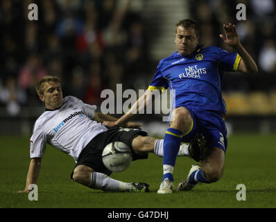 Mitch ward von Derby County (links) und Paul Connolly von Leeds United (Rechts) in Aktion Stockfoto