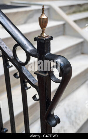 Detail der wunderschönen durchbrochenen Geländer Haus in der alten Philadelphia, Pennsylvania, USA Stockfoto