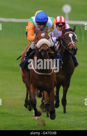 Pferderennen - The Craven Meeting - Erster Tag - Newmarket Racecourse. Barefoot Lady, die von Paul Hanagan geritten wird, gewinnt das Lanwades Gestüt Nell Gwyn Stakes Stockfoto