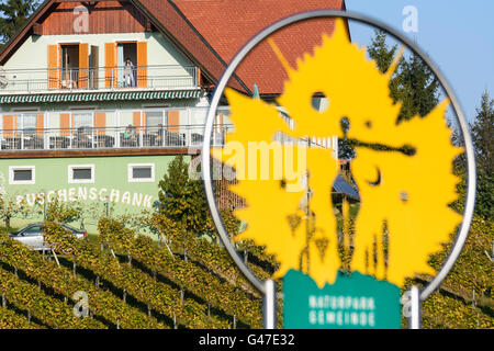 Schild "Natur Park South Steirische Weinland" und Weinberge - Österreich, Steiermark, Steiermark, Steirische Weinstraße Süd, Südwest-St Stockfoto