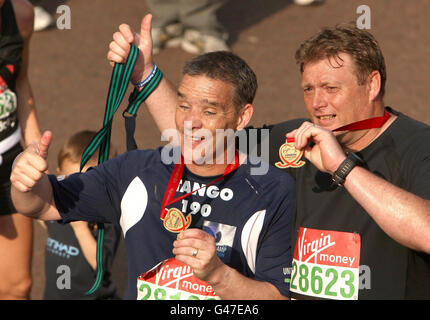 PC David Rathband (links) nach dem Virgin London Marathon 2011. Stockfoto