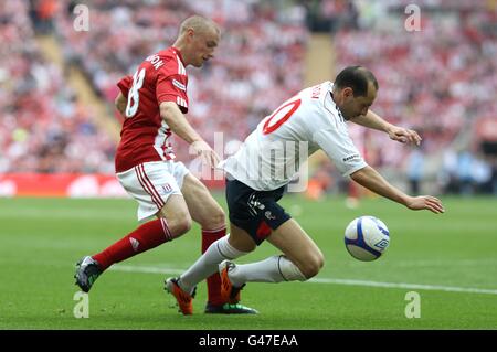 Fußball - FA Cup - Halbfinale - Bolton Wanderers gegen Stoke City - Wembley Stadium. Martin Petrov von Bolton Wanderers wird von Andy Wilkinson von Stoke City (links) im Kampf um den Ball niedergeschlagen Stockfoto