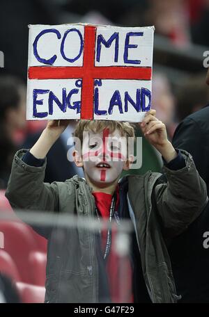 Fußball - International freundlich - England - Ghana - Wembley Stadium. Ein junger England-Fan hält ein Zeichen hoch, um seine Unterstützung zu zeigen Stockfoto