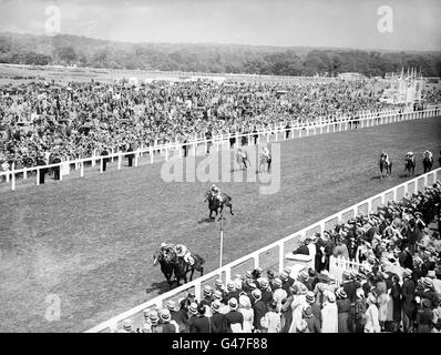 Pferderennen - Royal Ascot - Ascot Racecourse. „Hyperbole“ behauptet knapp den Sieg in den Jersey-Stakes von „Hope Street“. Um den Gewinner zu entscheiden, wurde ein Fotofinish gefordert Stockfoto