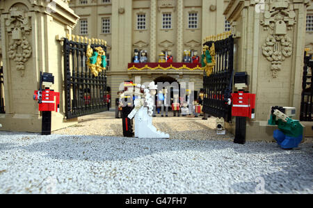 LEGO Modelle von Prinz William und Kate Middleton teilen sich einen Kuss vor einem Modell des Buckingham Palace im MINILAND im Legoland Windsor, Berkshire, Teil ihrer neuen königlichen Hochzeitsszene. DRÜCKEN Sie VERBANDSFOTO. Bilddatum: Montag, 28. März 2011. Bildnachweis sollte lauten: Steve Parsons/PA Wire Stockfoto