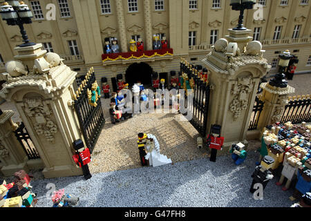 LEGO Modelle von Prinz William und Kate Middleton teilen sich einen Kuss vor einem Modell des Buckingham Palace im MINILAND im Legoland Windsor, Berkshire, Teil ihrer neuen königlichen Hochzeitsszene. DRÜCKEN Sie VERBANDSFOTO. Bilddatum: Montag, 28. März 2011. Bildnachweis sollte lauten: Steve Parsons/PA Wire Stockfoto