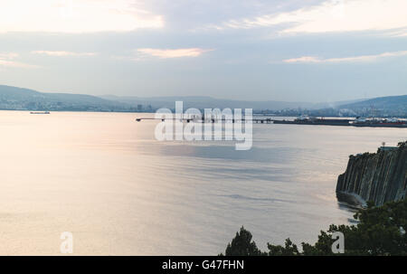 Noworossijsk, Russland, am 22. August 2015. Schiffe in der Bucht bei Abendlicht, sehen die Stadt und Hafen. Stockfoto