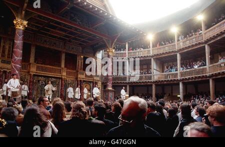 Es hat Jahre harter Arbeit, Millionen von Pfund und viele Monate Forschung gekostet, aber das Globe Theater ist endlich fertig, als sich das Publikum für die Vorschau von Henry V heute Abend (Dienstag) versammelt. Die einzige traurige Anmerkung bei der triumrissenden Rekonstruktion von Shakespeares lokalem Theater ist, dass Sam Wanamaker, der Mann, dessen Traum es war, den Globus so nah wie möglich an das Original zu replizieren, nicht gelebt hat, um zu sehen, wie seine Wünsche wahr wurden. Siehe PA Story ARTS Globe. Foto von Adam Butler/PA. Stockfoto